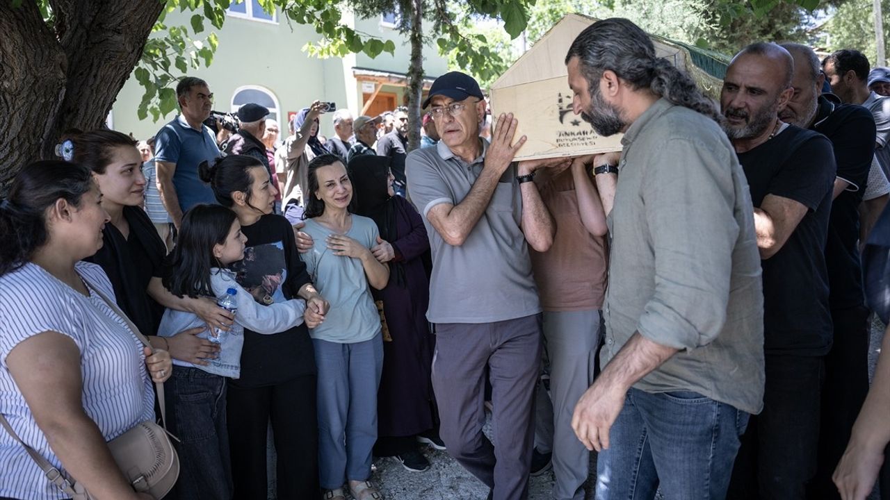 Batman'daki Trafik Kazasında Hayatını Kaybeden Öğretim Görevlisi Akgönül'ün Cenazesi Defnedildi