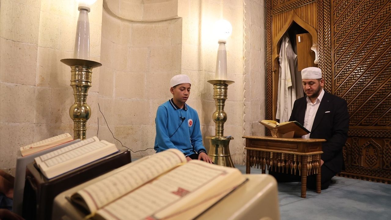 Bayburt'ta Hafızlık Eğitimini Tamamlayan Öğrenci Bir Günde Kur'an-ı Kerim'i Hatmetti