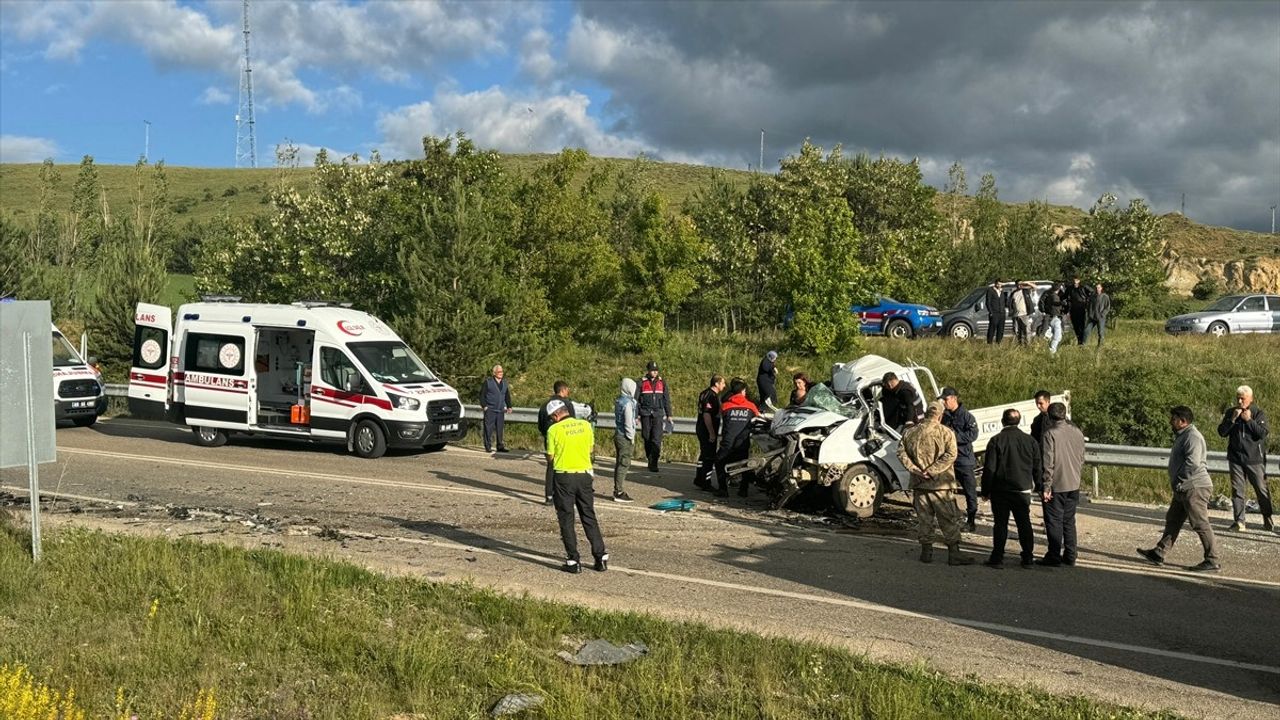 Bayburt'ta Tır ve Kamyonet Çarpıştı: 1 Ölü, 2 Yaralı