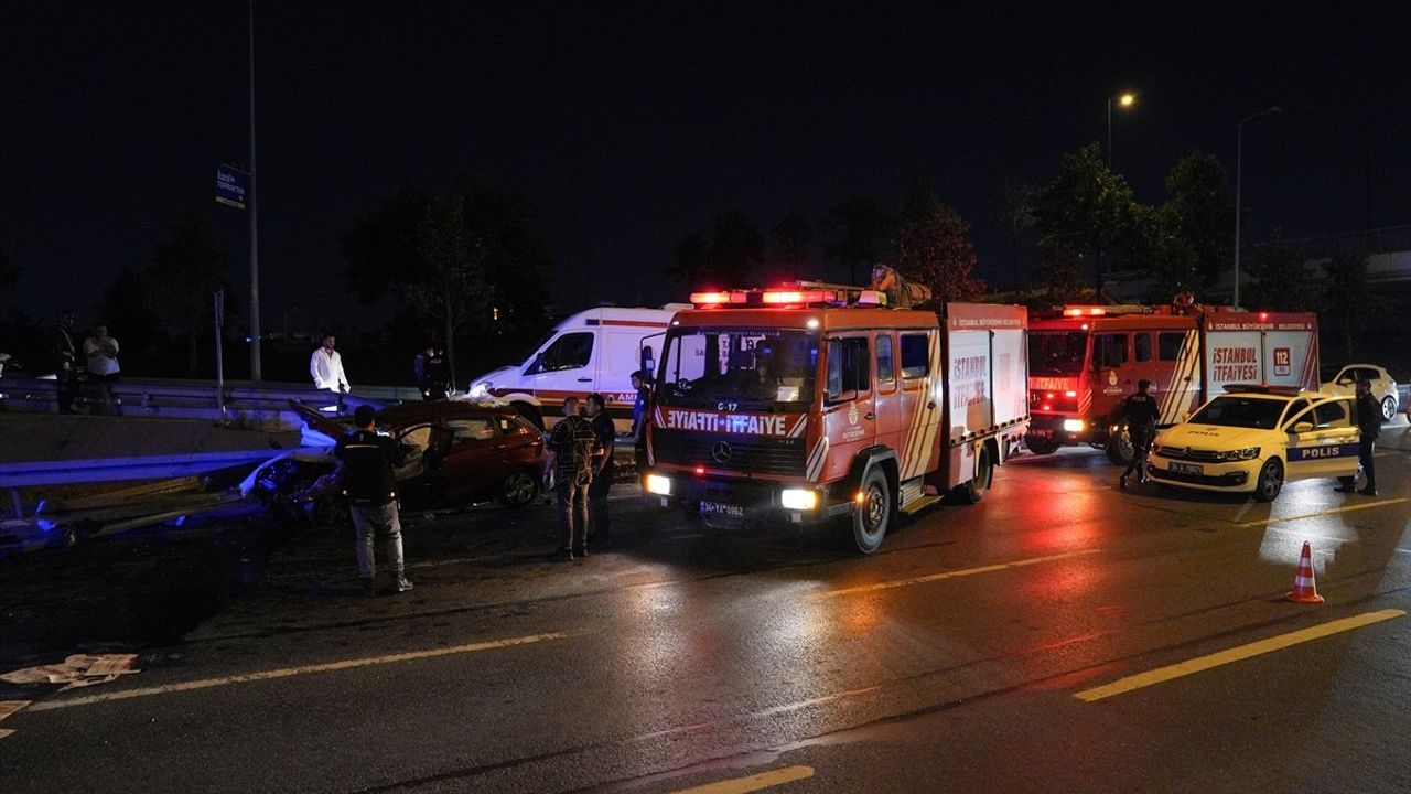 Bayrampaşa'da Kontrolden Çıkan Araç Bariyerlere Saplandı