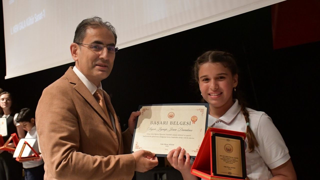 Bilecik'te Öğrencilere Eğitim Başarı Ödülleri Verildi