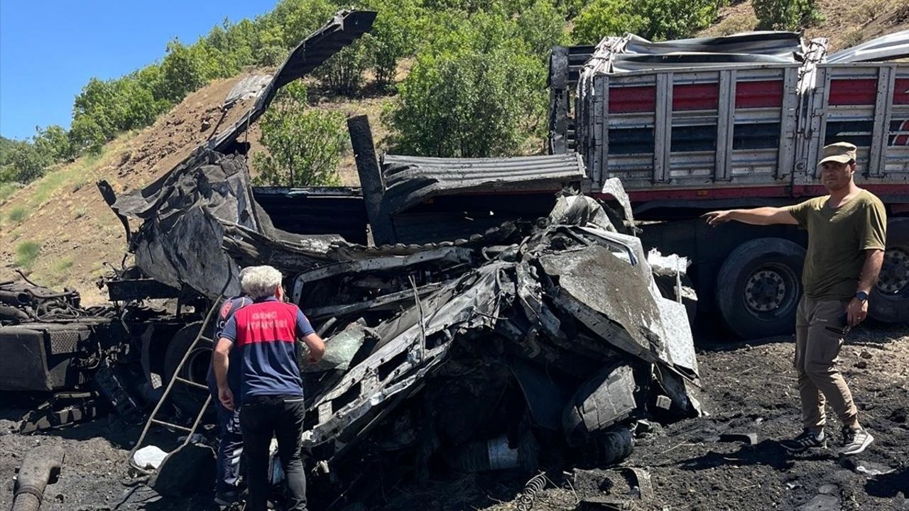 Bingöl'de Tır Devrildi: Sürücü Hayatını Kaybetti