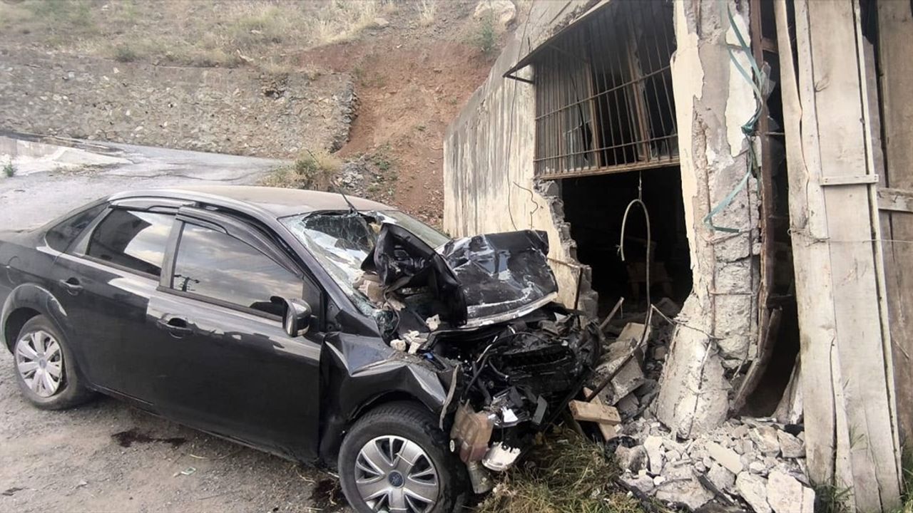 Bitlis'te Otomobil Kazası: 1 Ölü, 4 Yaralı