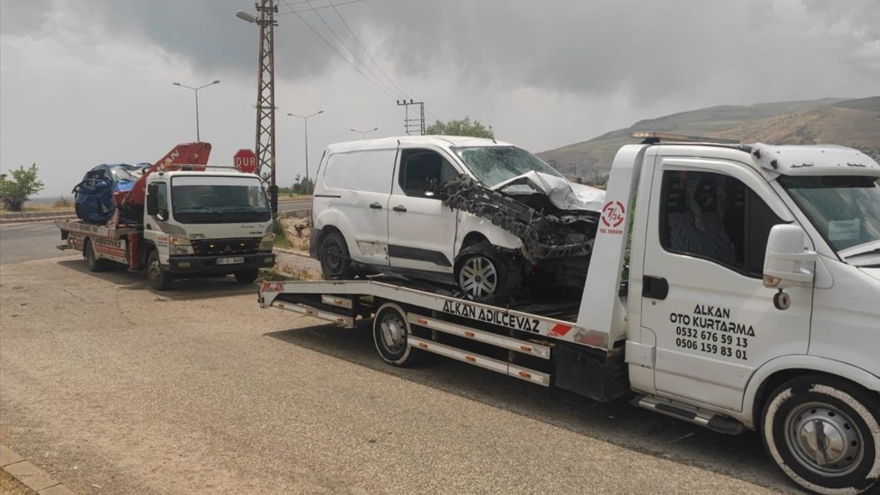 Bitlis'te Trafik Kazası: 2 Ölü, 1 Yaralı