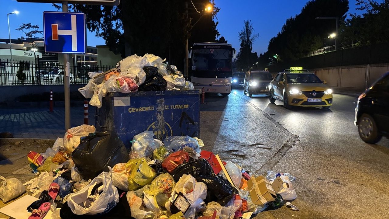 Buca'da Belediye İşçileri Grevde, Çöp Yığınları Artıyor