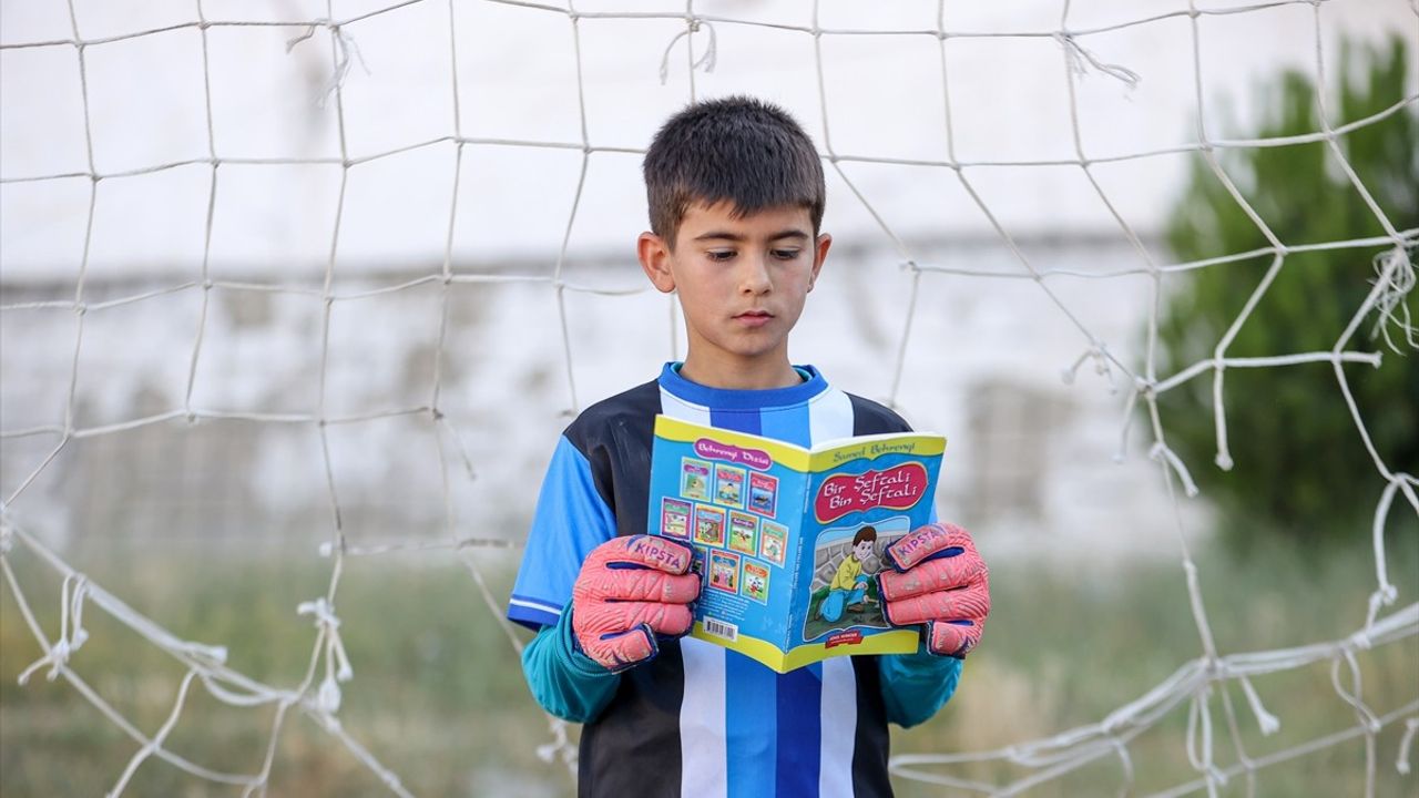 Bursa'da Çocuklar Kitap Okuyarak Futbola Hazırlanıyor