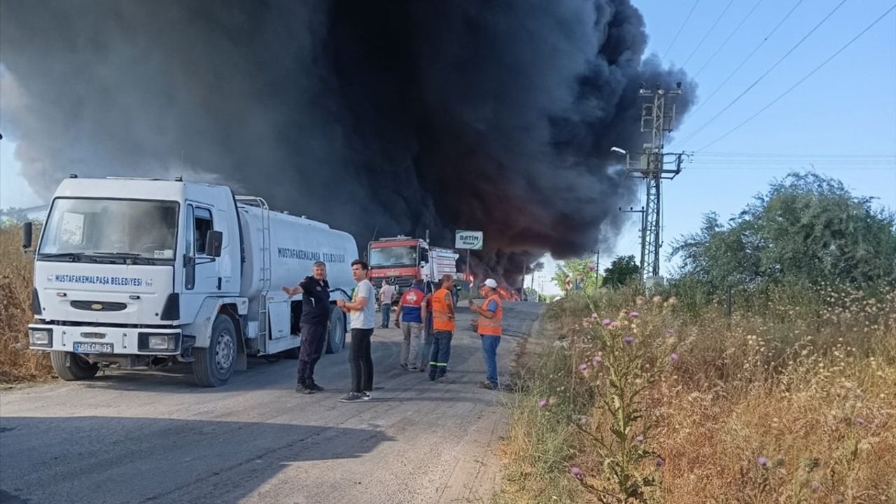 Bursa'daki Plastik Fabrikasında Yangın Kontrol Altına Alındı