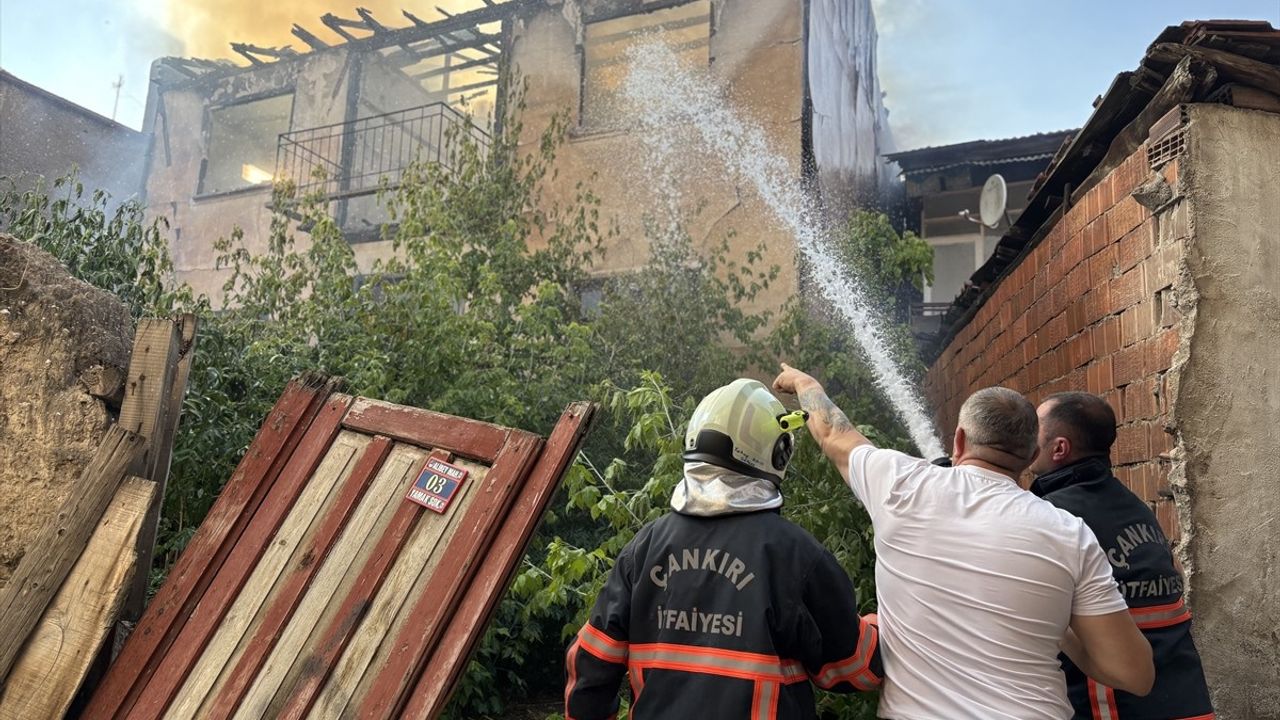 Çankırı'daki Metruk Evde Yangın Kontrol Altına Alındı