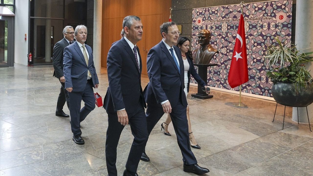 CHP Genel Başkanı Özel, Berlin'de Büyükelçi Turan ile Buluştu