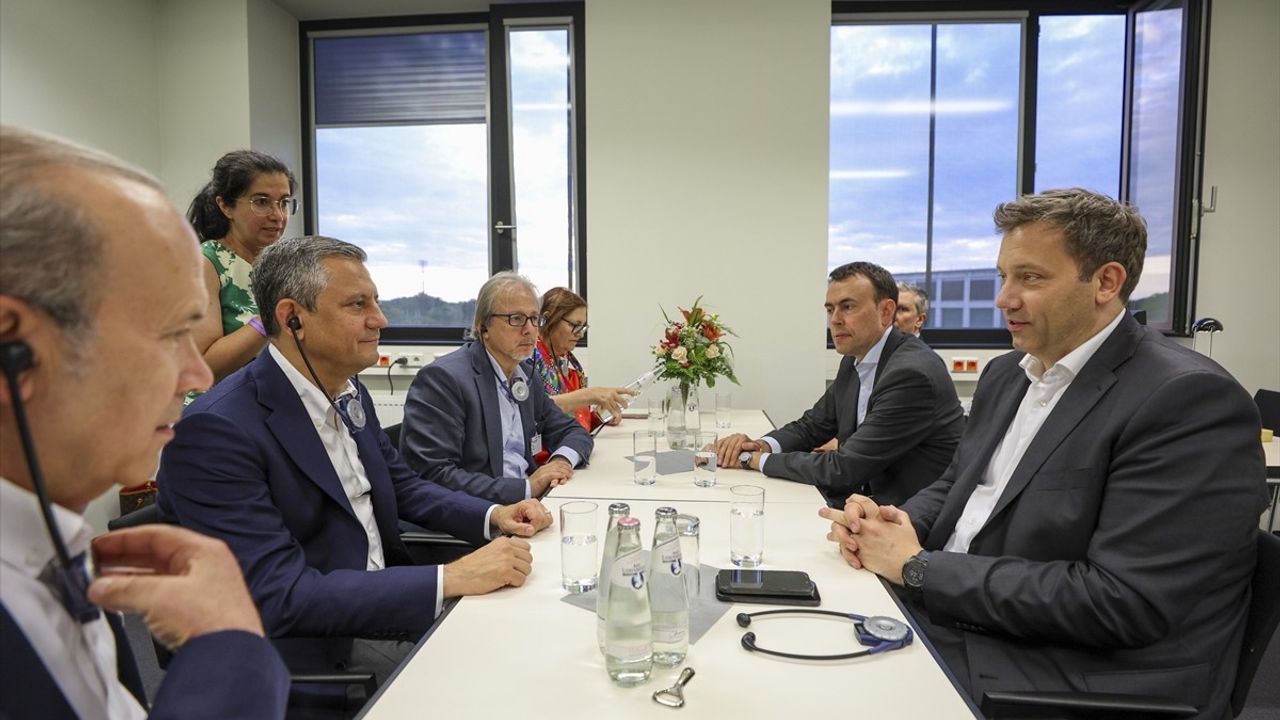 CHP Genel Başkanı Özel Berlin'de Önemli Temaslar Gerçekleştirdi