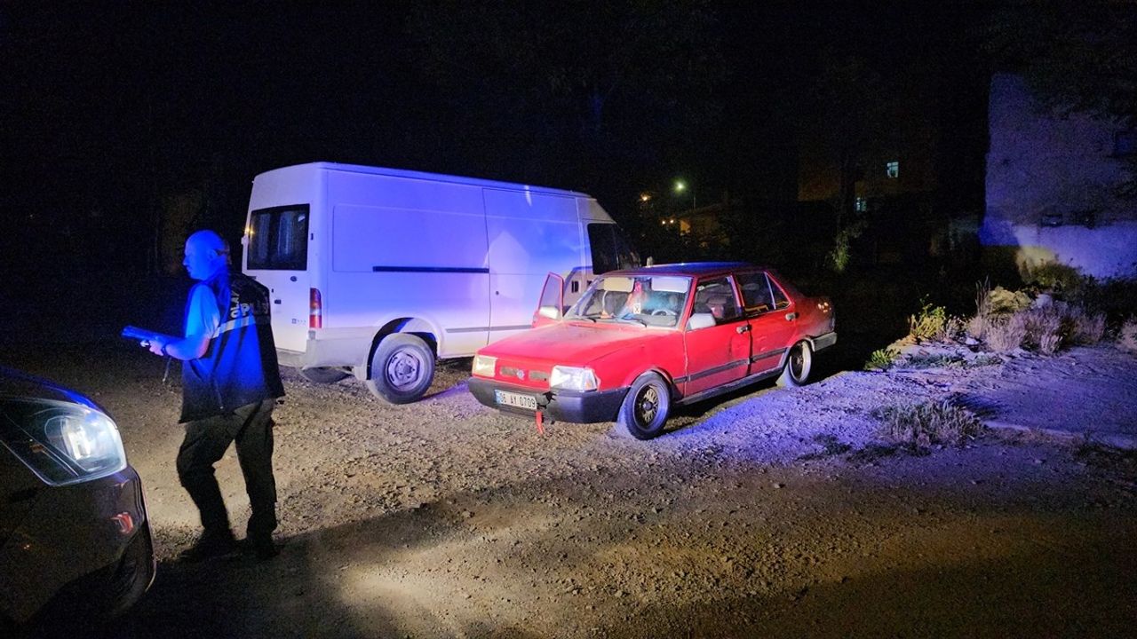 Çorum'da Düz Kontak Yöntemiyle Araç Çalan İki Şüpheli Yakalandı