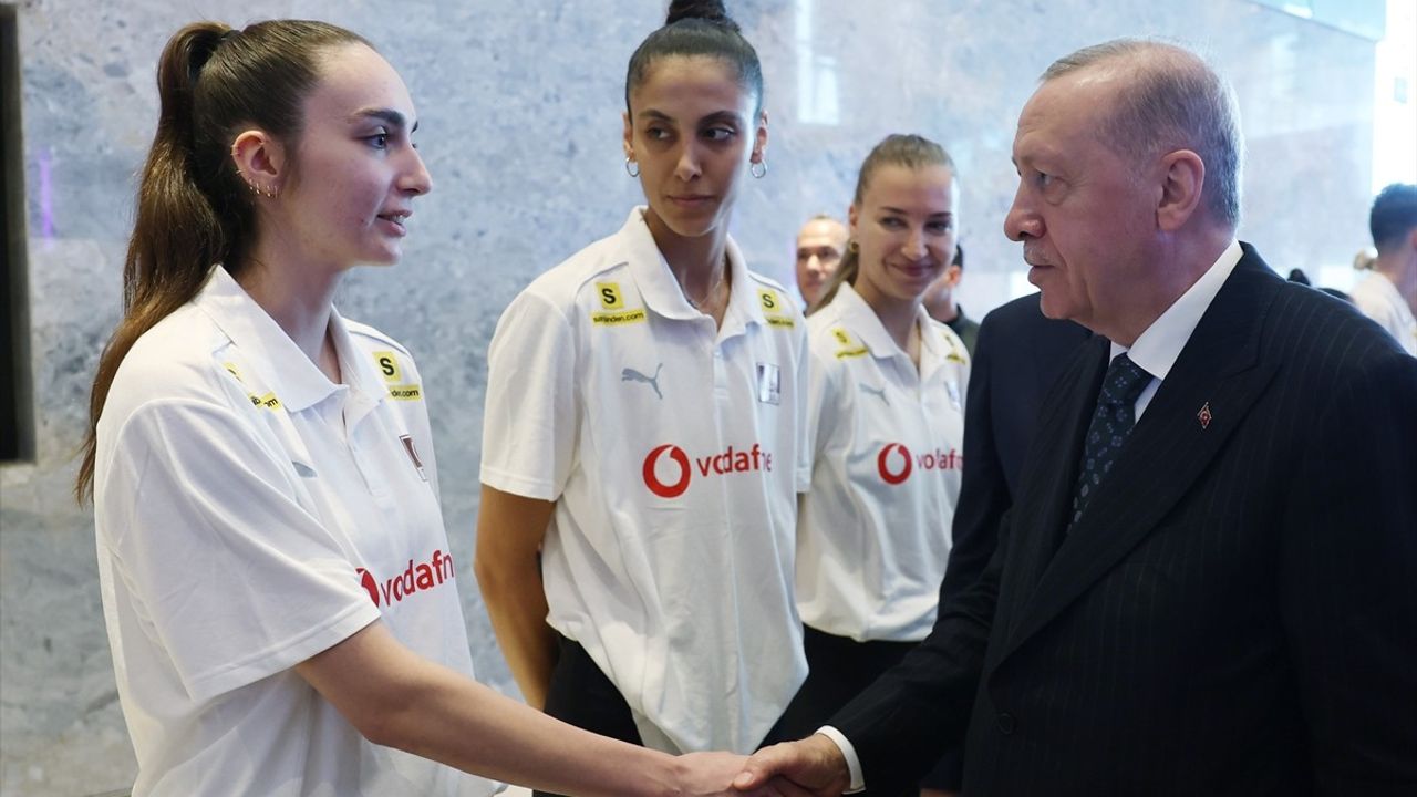 Cumhurbaşkanı Erdoğan, A Milli Kadın Voleybol Takımı'nı Destekledi