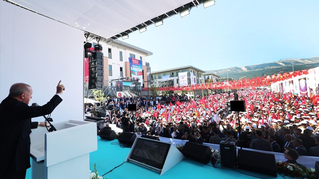Cumhurbaşkanı Erdoğan, Azerbaycan Mahallesi'nde 250.000. Afet Konutu Anahtar Teslim Töreni'nde Konuştu