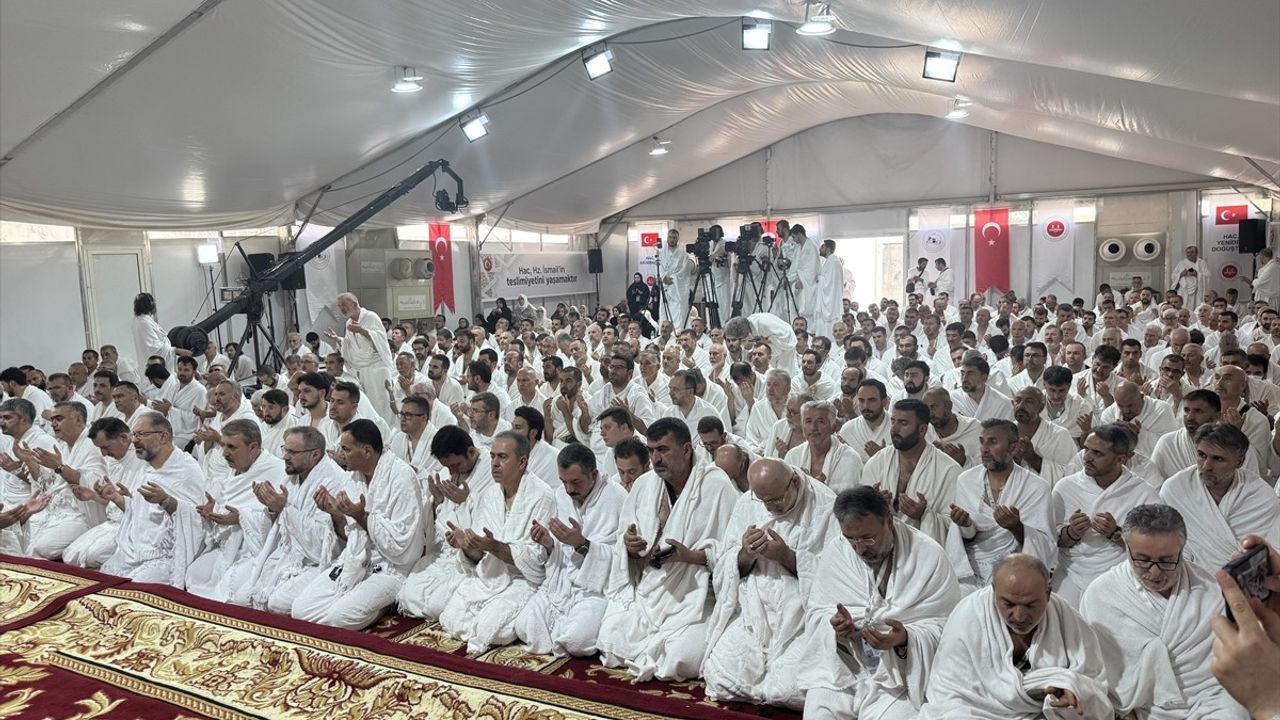 Diyanet İşleri Başkanı Ali Erbaş Arafat'ta Yağmura Tutulan Dualar