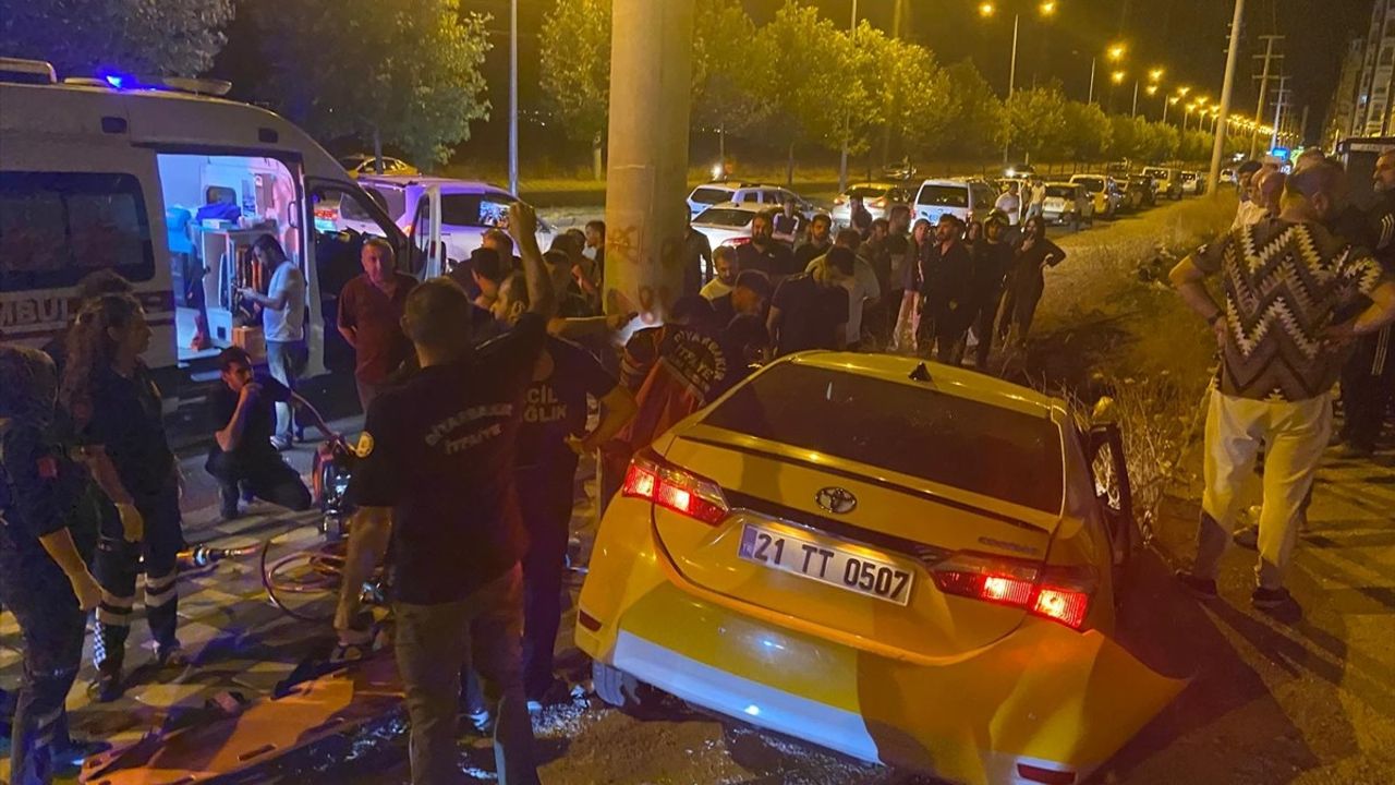 Diyarbakır'da Taksi Devrildi, İki Yaralı