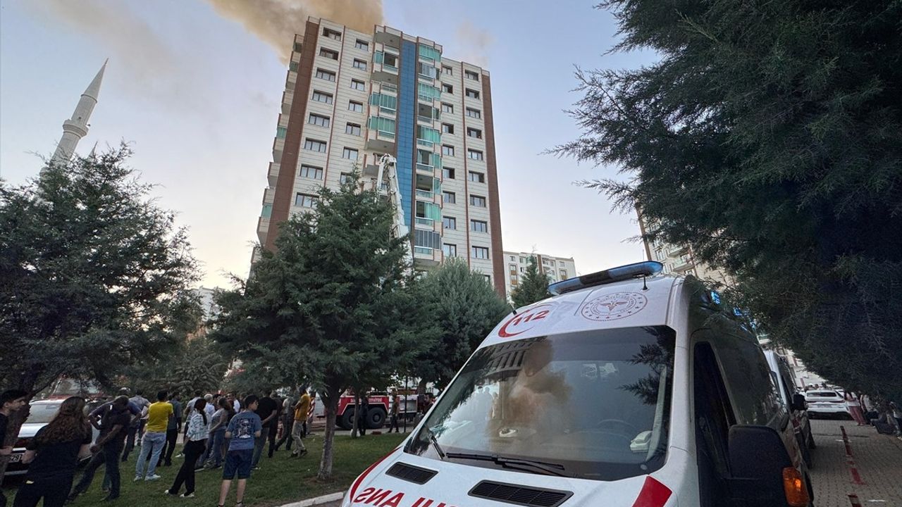 Diyarbakır'da Yangın Ekiplere Zor Anlar Yaşatıyor