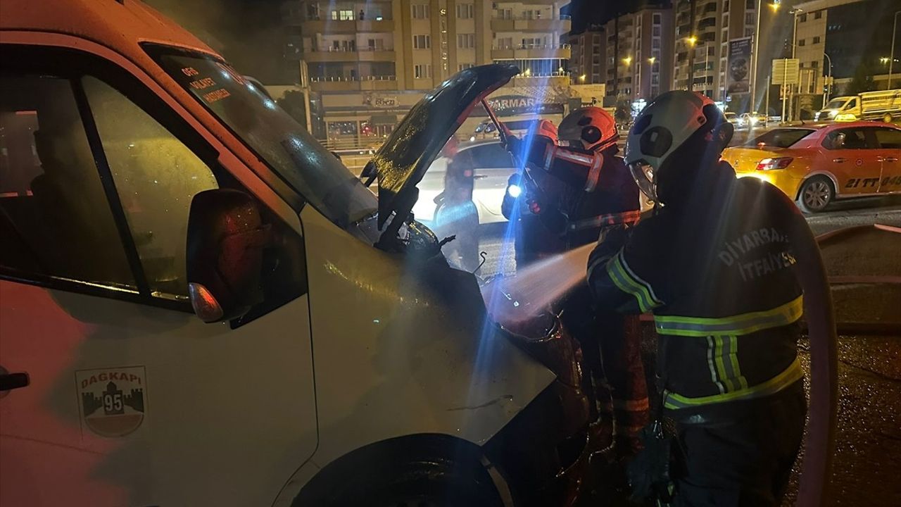 Diyarbakır'da Yolcu Minibüsünde Yangın