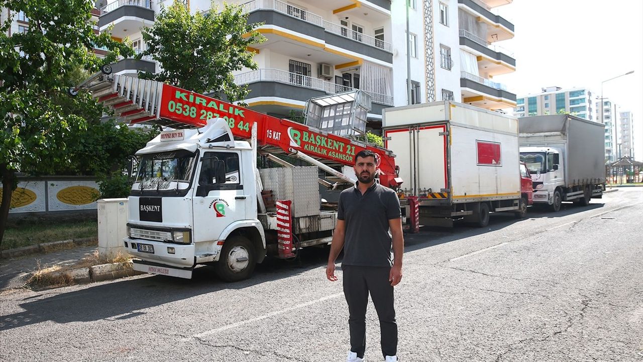 Diyarbakır'daki Yangında Nakliye İşletmecisinden Can Kurtarma Çabası