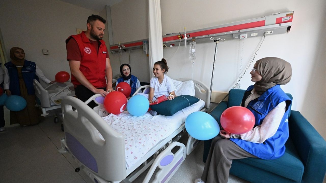 Düzce'de Gönüllü Gençler, Hastanede Yaralı Kalplere Karne Sevinci Getirdi
