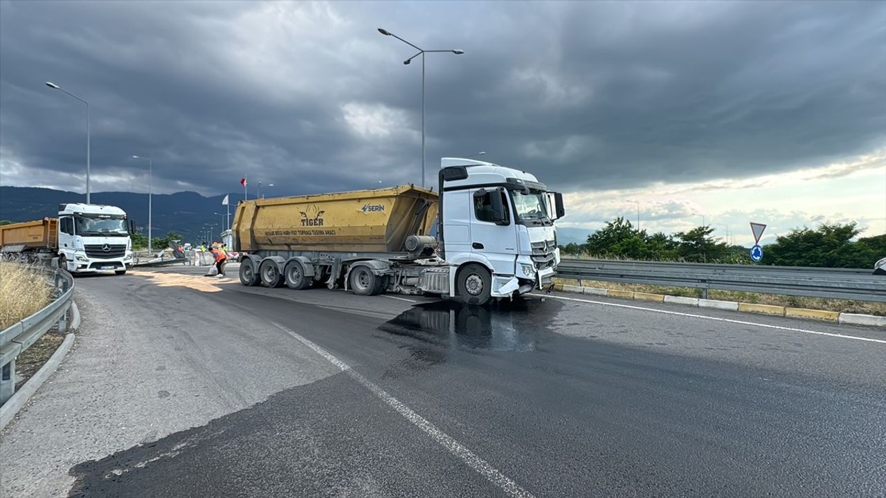 Düzce'de Tır Kazası: Sürücü Yaralanmadı