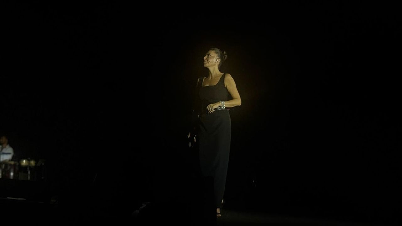 Ebru Yaşar Bursa'da Unutulmaz Bir Konser Verdi