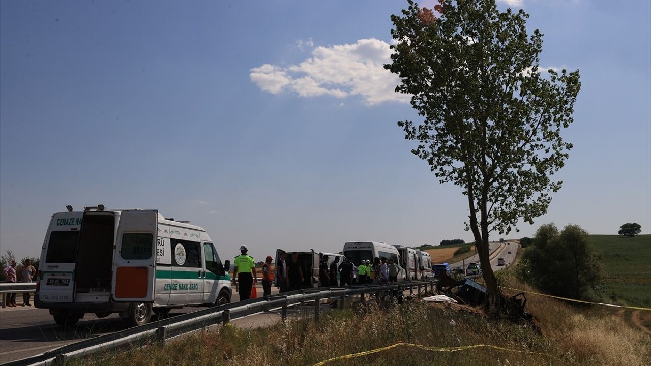 Edirne'de Trafik Kazası Sonrası 5 Kişinin Cenazesi Defnedildi