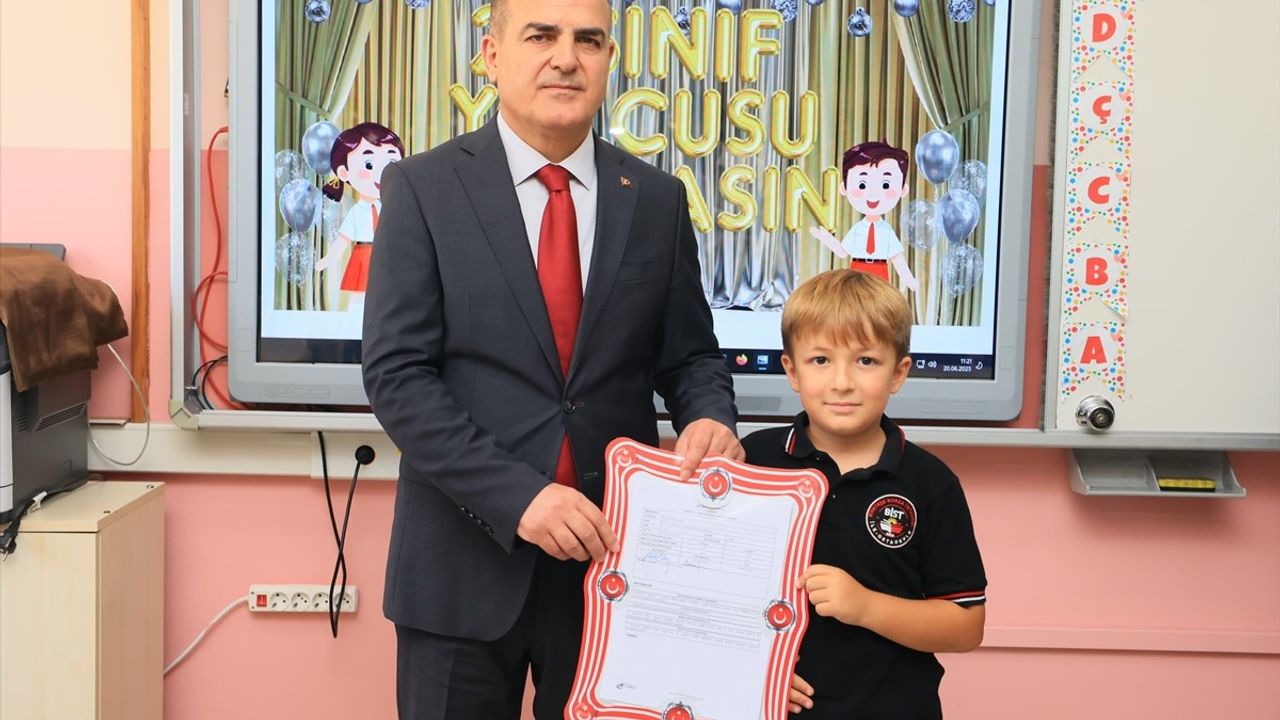 Eğitim Dönemi Sona Erdi: Öğrenciler Karnelerini Aldı