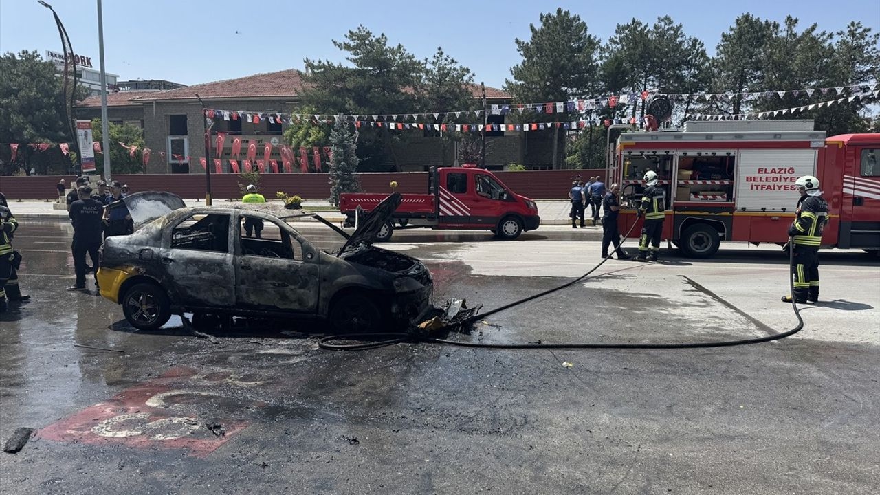 Elazığ'da Taksinin Yangını: Sürücü Yaralı