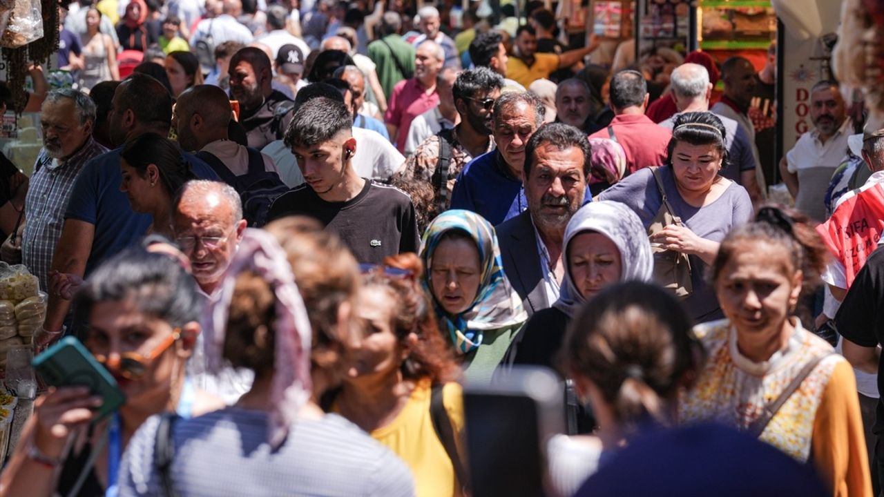 Eminönü'nde Bayram Alışverişi Canlanıyor