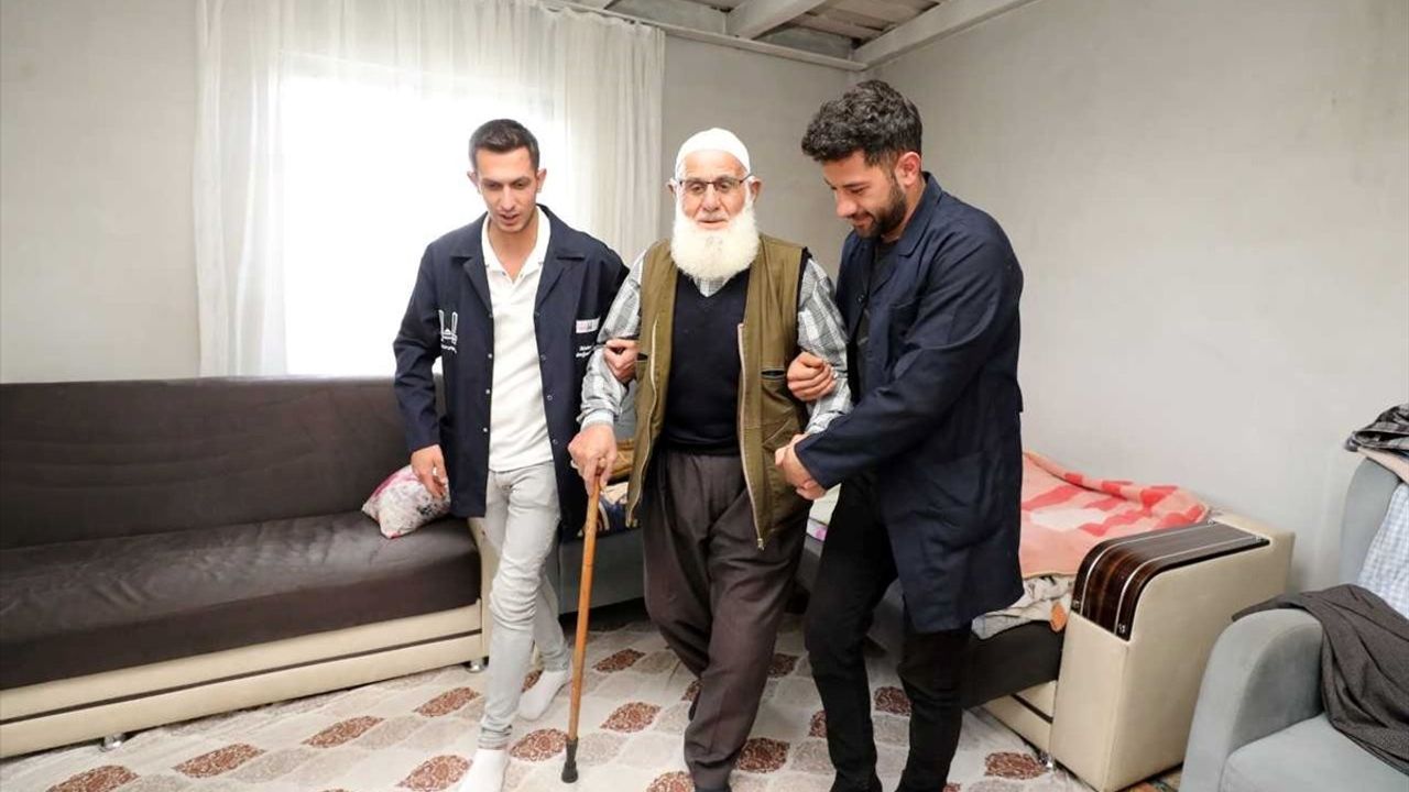 Erzurum'da Bayram Öncesi Yaşlılara Temizlik ve Bakım Hizmeti