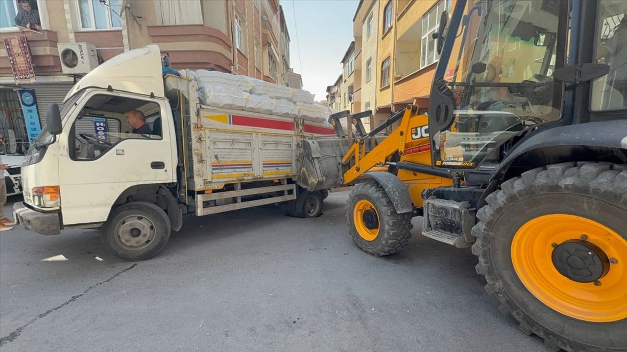 Esenler'de Kamyon Çukurdan Kurtarıldı