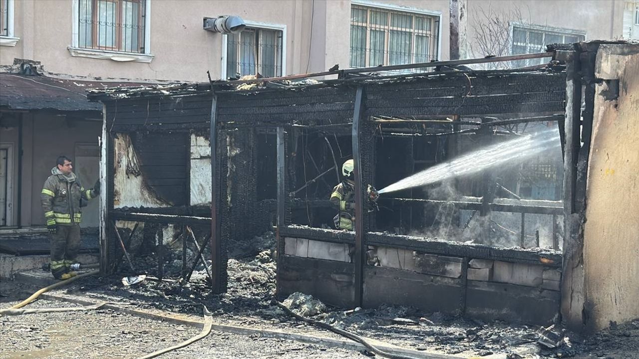 Esenyurt'ta Öğrenci Yurdunun Bahçesindeki Kulübe Alev Alev Yandı