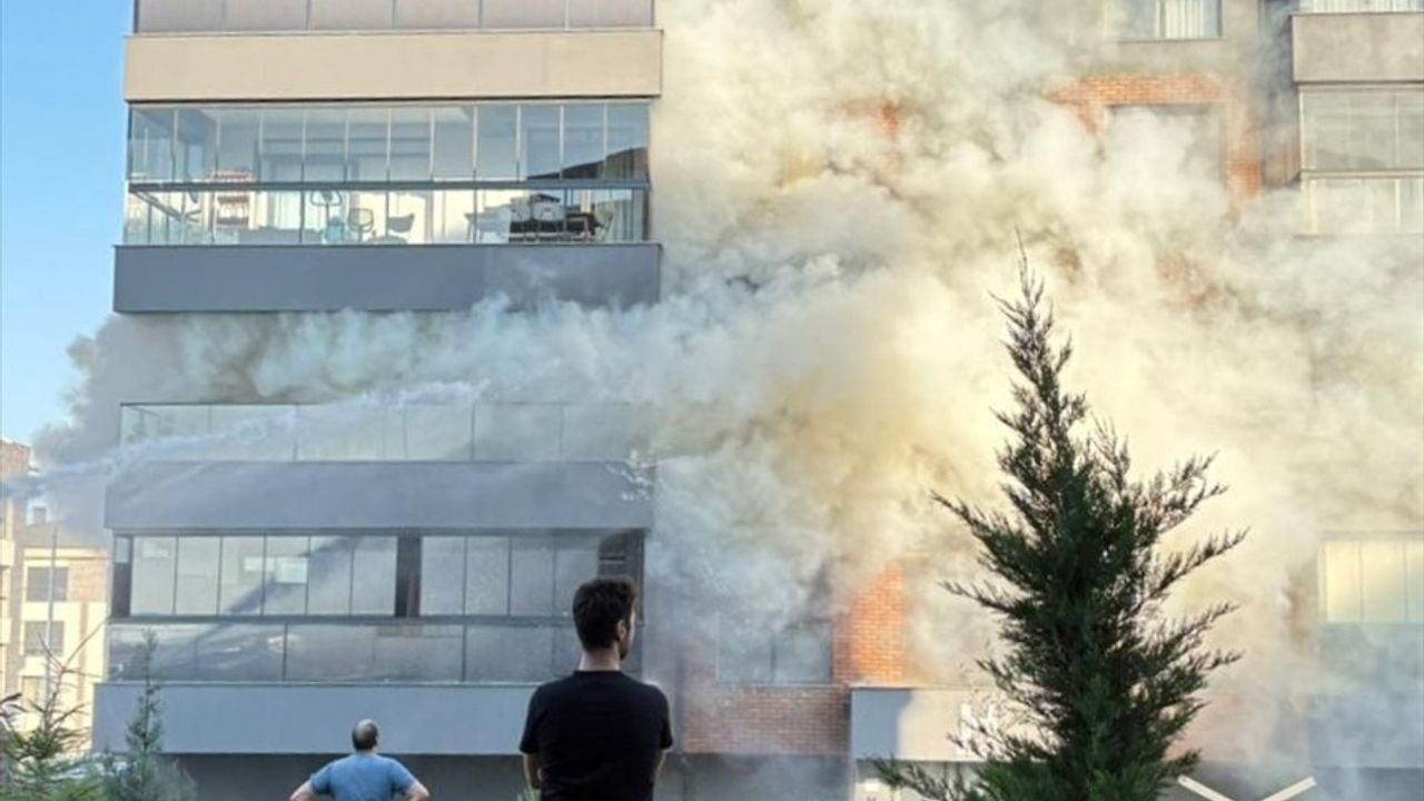 Eskişehir'de Buzdolabından Çıkan Yangın 3 Kişiyi Hastaneye Kaldırdı
