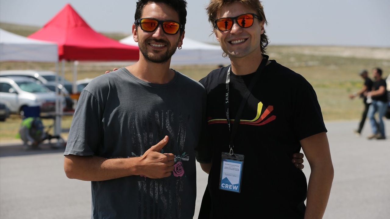 Eskişehir'de Renkli Hava Gösterileri: Paraşüt ve Model Uçak Festivali