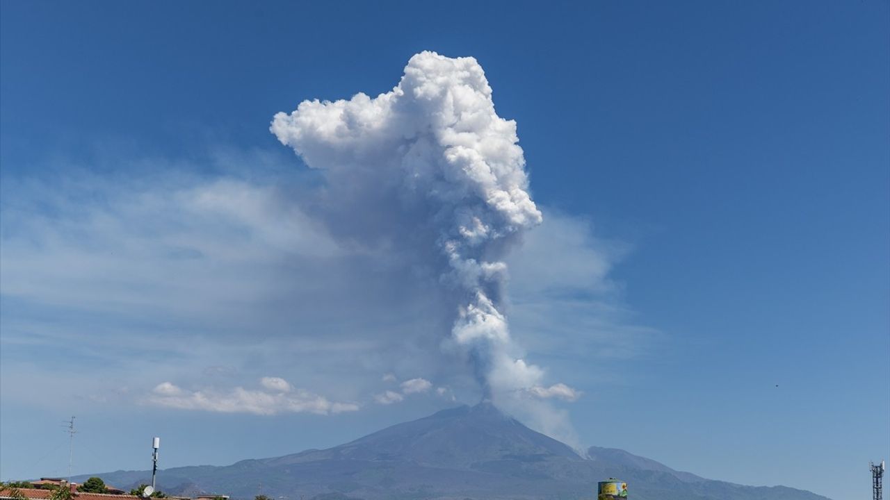Etna Yanardağı'ndan Güçlü Patlama