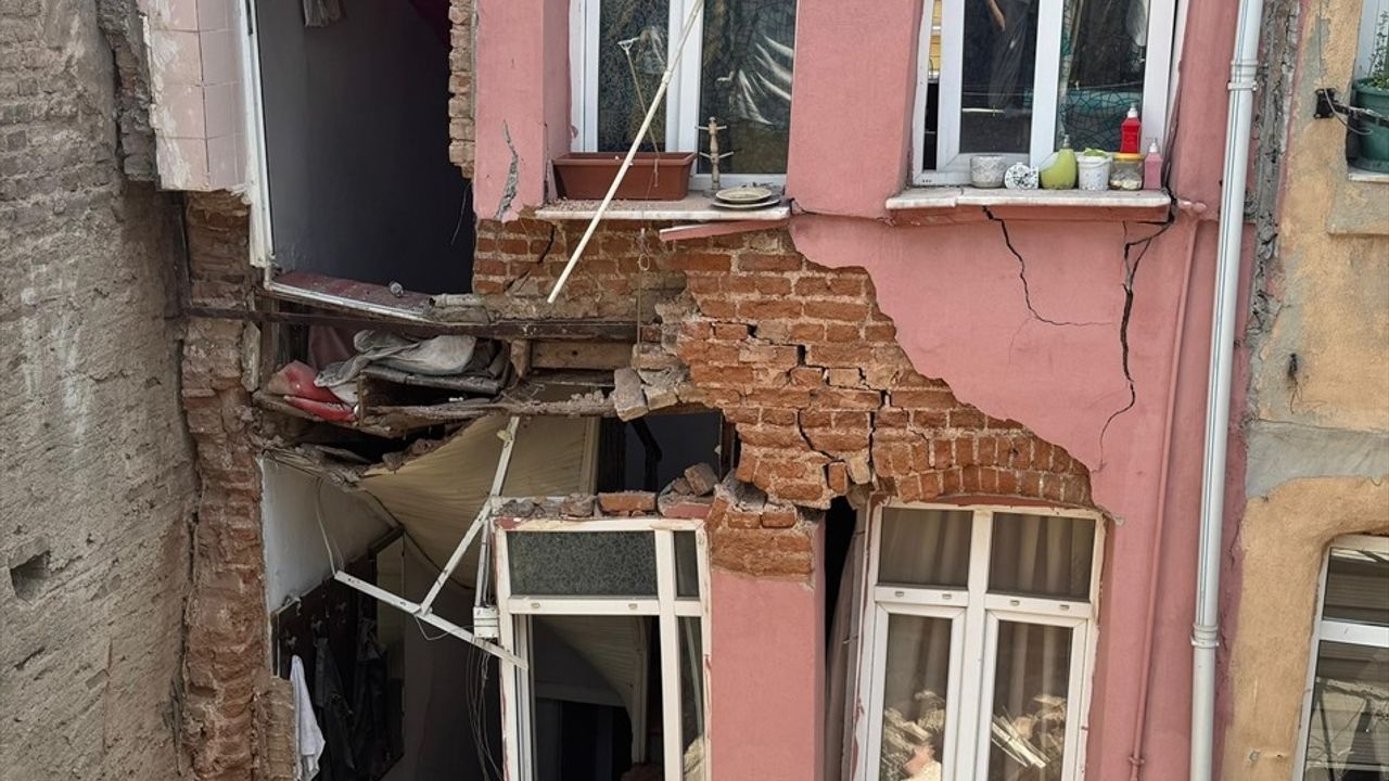 Fatih'te Bina Çökmesi: Çevre Binalarda Hasar Oluştu