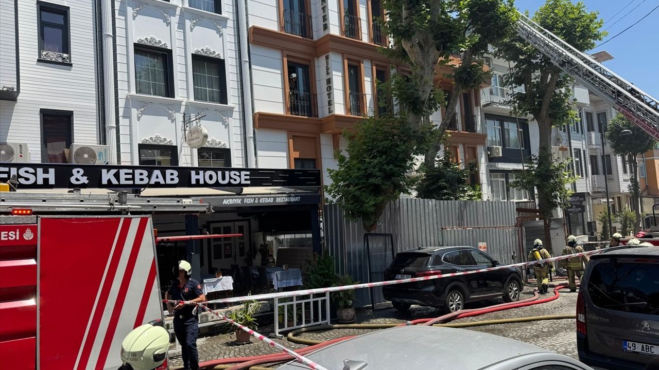 Fatih'teki Otelin Çatısında Yangın