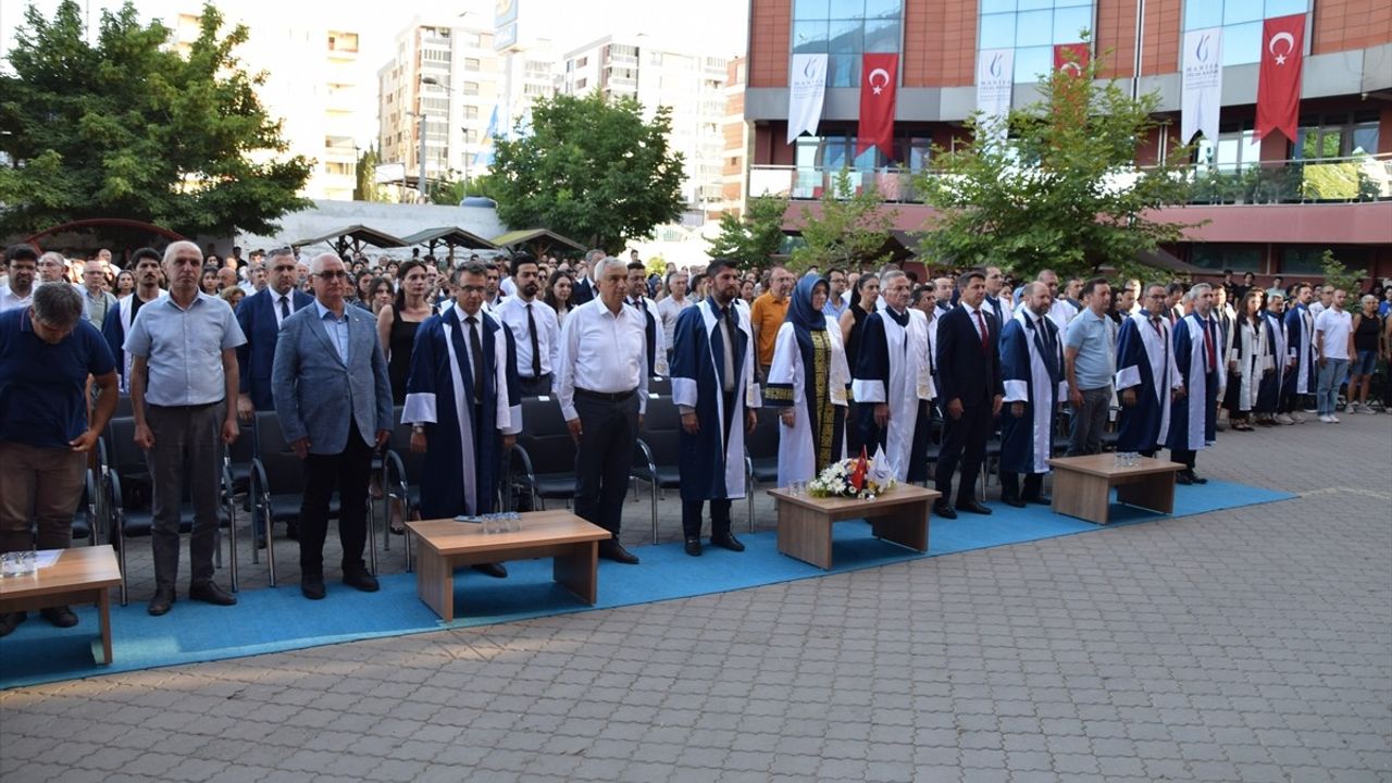 Filistinli Öğrenci Manisa'da Birincilikle Mezun Oldu