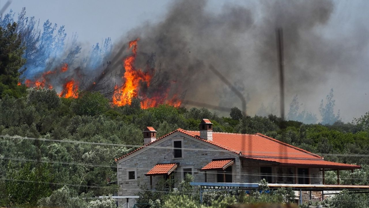 Foça'da Orman Yangınına Müdahale Devam Ediyor