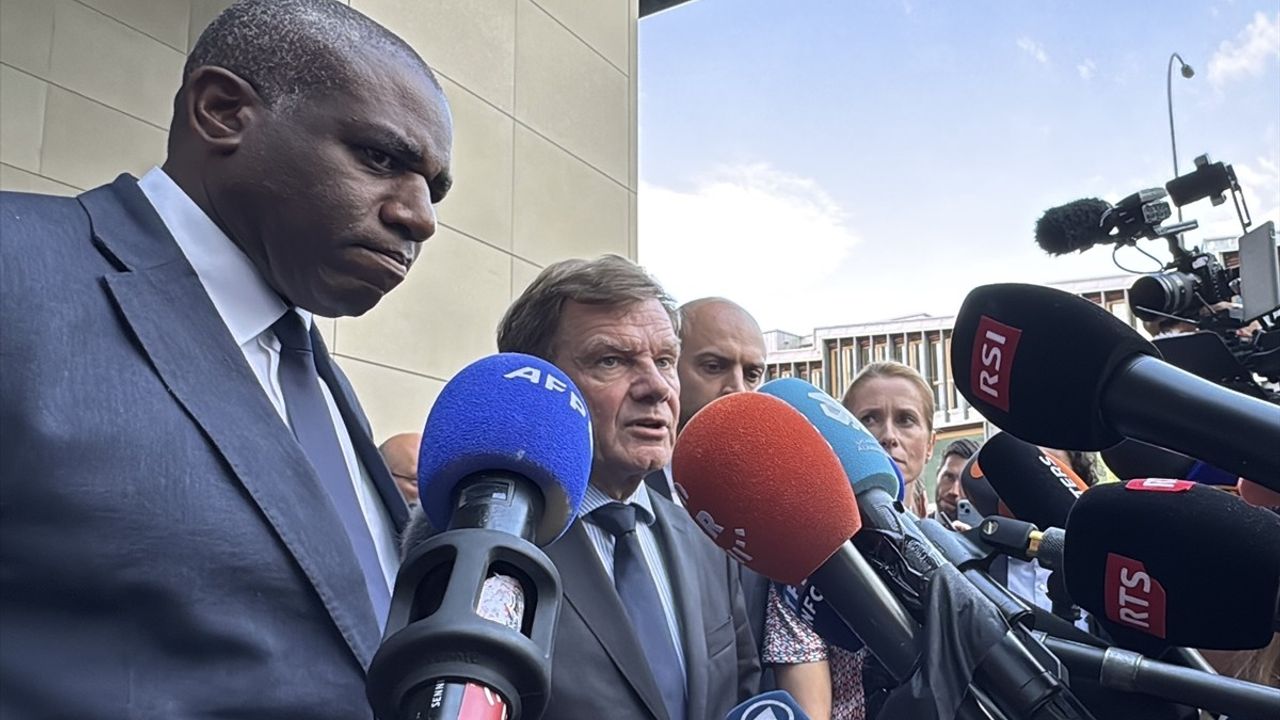 Fransa Dışişleri Bakanı, İran'ın Nükleer Sorununu Askeri Yolla Çözmenin Mümkün Olmadığını Vurguladı
