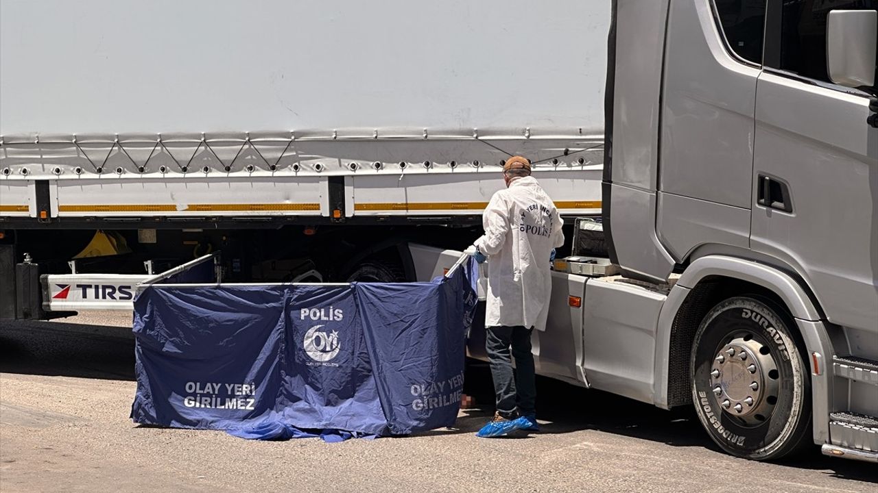 Gaziantep'te Tır-Motosiklet Kazası: İki Kişi Hayatını Kaybetti