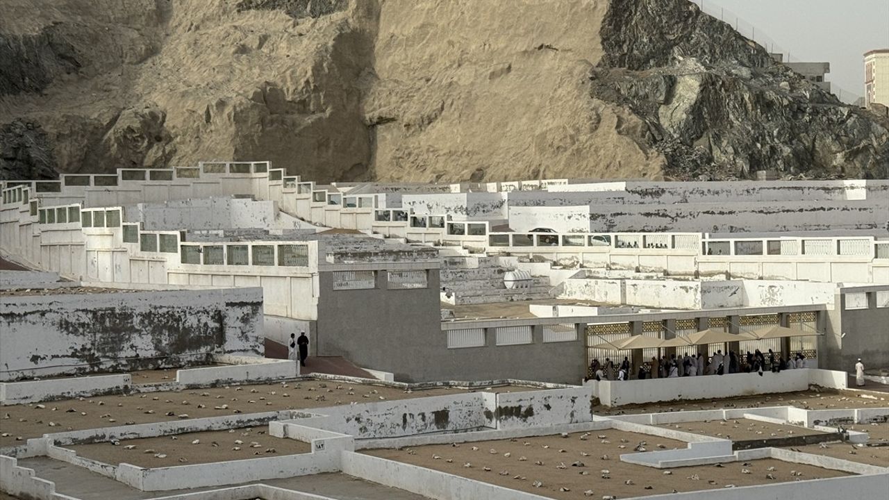 Hacı Adayları Kutsal Mekanları Ziyaret Ediyor