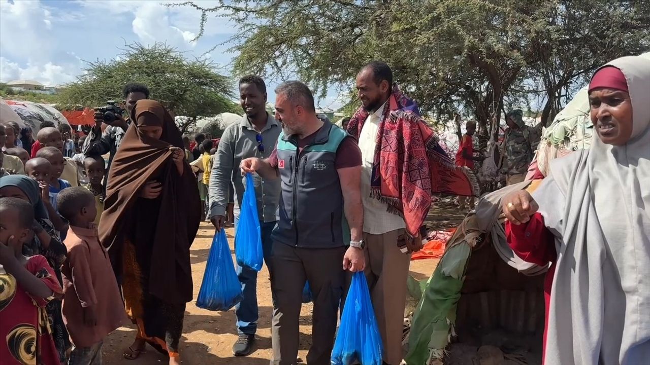 Hak İnsani Yardım Derneği, Somali’de Yaşayanlara Ulaşarak Gıda ve Giyim Yardımında Bulundu