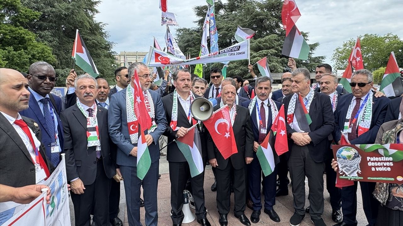HAK-İŞ Cenevre'de Filistin'e Destek Gösterisi Düzenledi