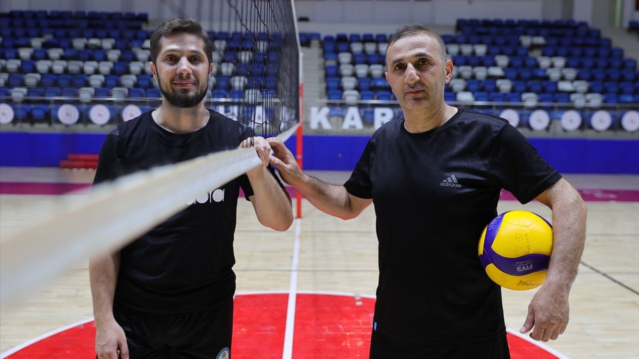 Hakkari'de Baba-Oğul Voleybol Takımı Başarı İçin Birlikte Mücadele Ediyor