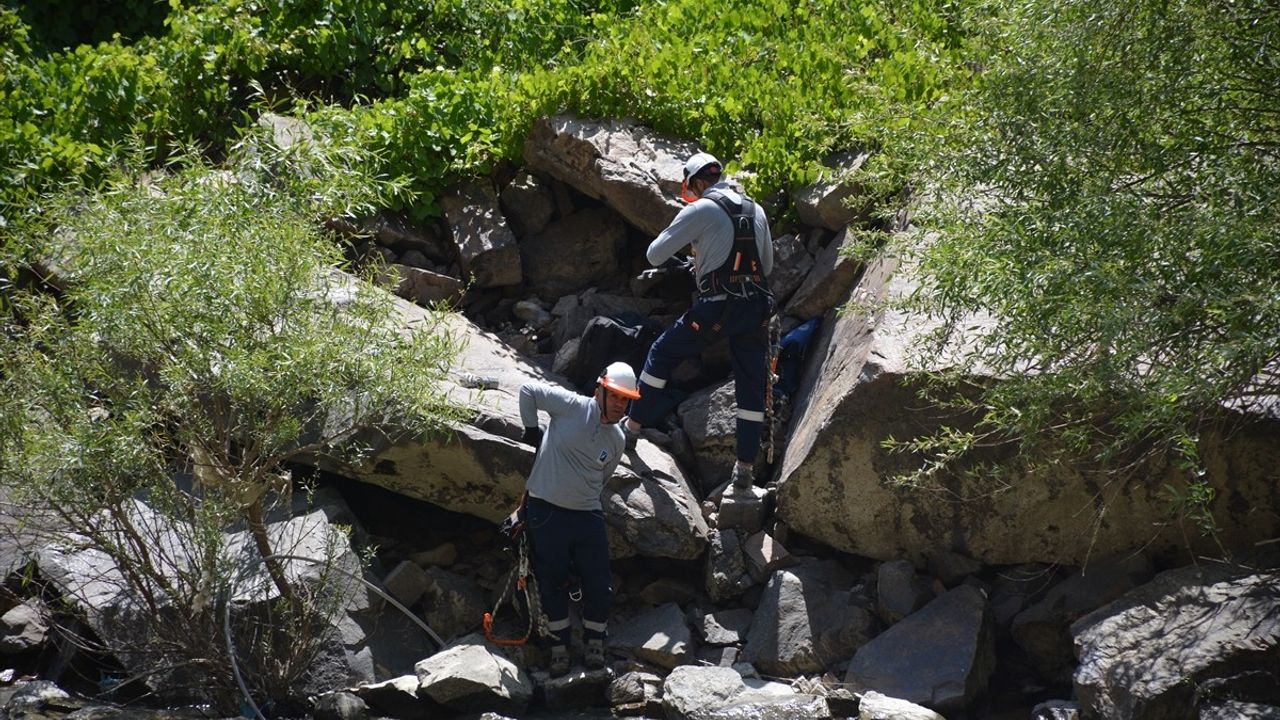 Hakkari'de Elektrik Kesintisi Rafting Botuyla Giderildi
