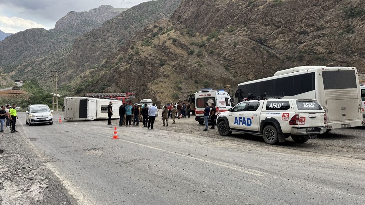 Hakkari'de Midibüs Kazası: 12 Asker Yaralandı