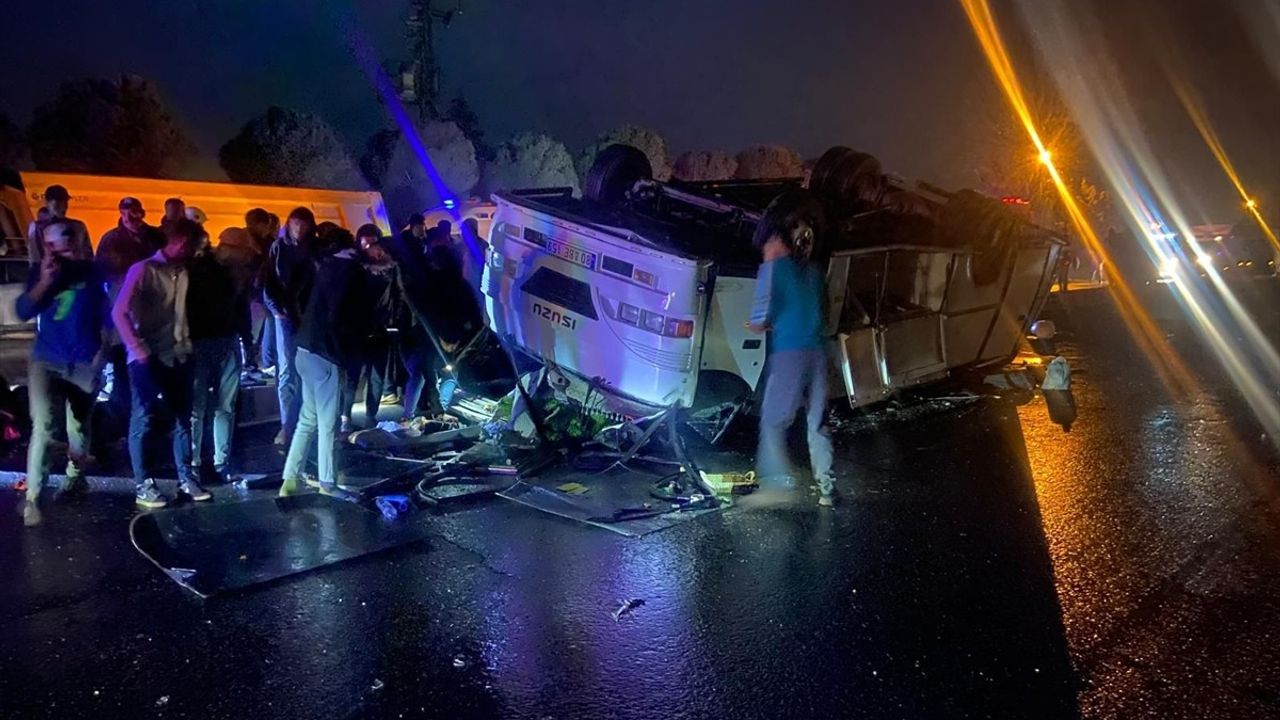 Hatay'da Tarım İşçilerini Taşıyan Midibüs Devrildi