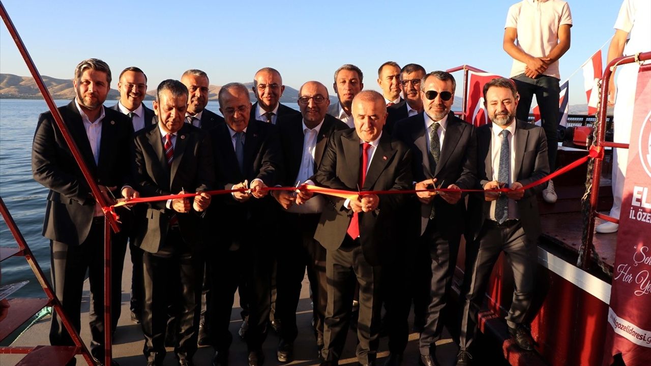 Hazar Gölü'nde Deniz Temizleme Aracı Hizmete Girdi