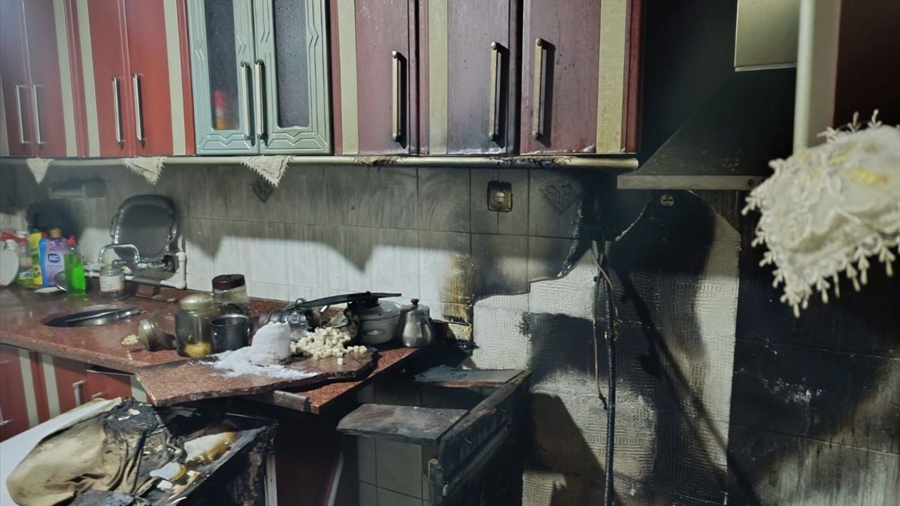 Horasan'da Yaşlı Çift Yangında Mahsur Kaldı